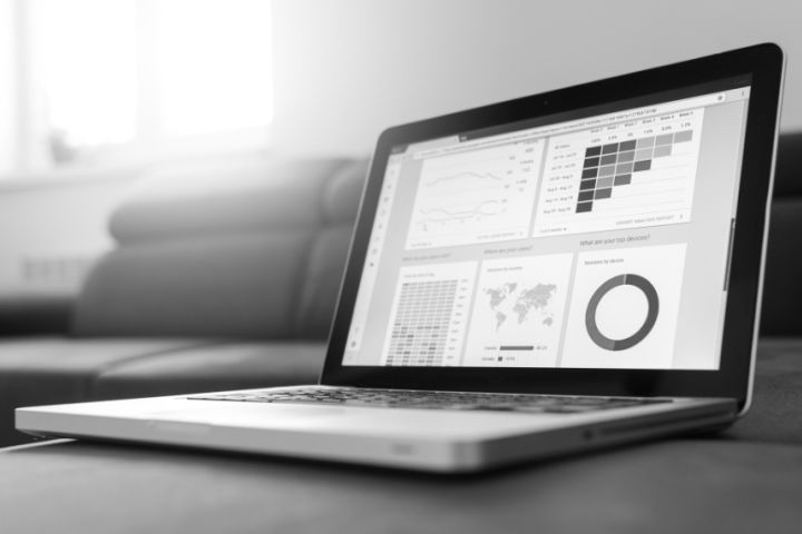 Panel de analítica de ventas con métricas en un ordenador portátil