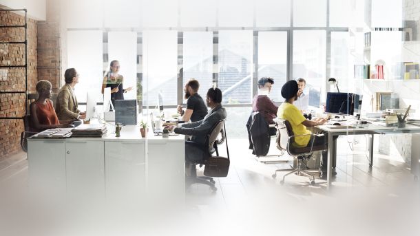 Profesionales en un espacio de trabajo durante una jornada de networking comercial