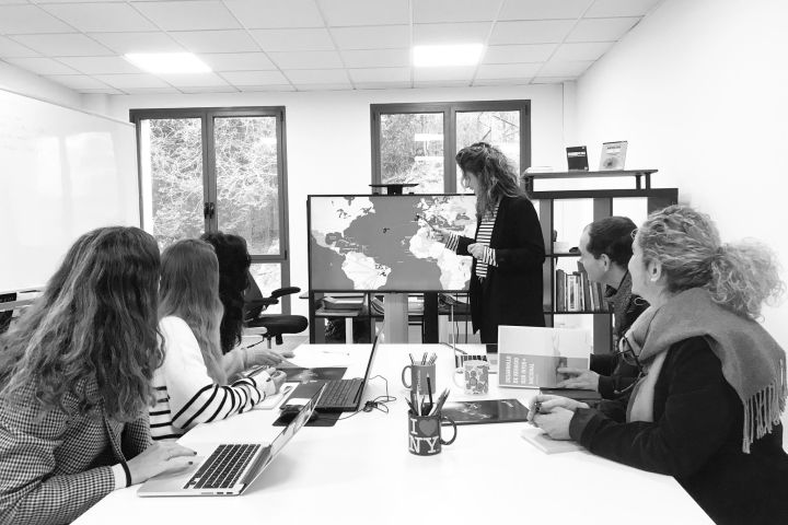 Equipo de Inios Ventas en una reunión de trabajo