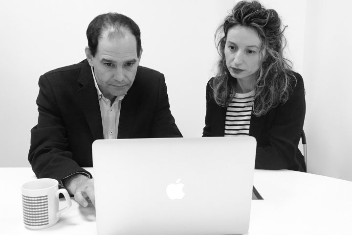 Equipo trabajando en un proyecto de emprendimiento